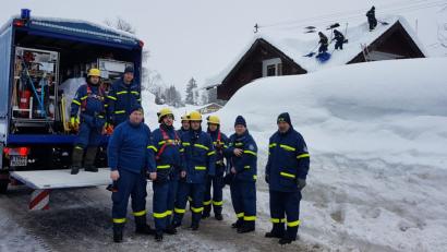 Bild: bgl
Das Oberviechtacher THW reiste mit zwei Fahrzeugen und neun Helfern zum Schnee-Einsatz ins Werdenfelser Land. Gottfried Berger (vorne Zweiter von links) hielt Oberpfalz-Medien per Handy am Laufenden.