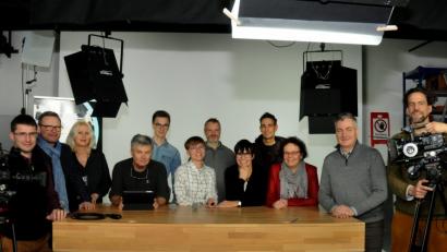 Bild: Stephan Huber
Die MCG-Fotostudios passen gut als Kulisse, denn die Kultur- und Kreativschaffenden in der Region wollen mit einem Verein stärker ins Scheinwerferlicht rücken. Zum Auftakttreffen kommen (von links) Alexander Seitz von der Amberger Gewerbebau, OTV-Geschäftsführer Christoph Rolf, Künstlerin Martina Leithenmayr, Fotograf Michael Geiss, Tim Hemzal, Marion Stiegler (Grafik & Textildesign), Fotograf Marcus Rebmann, Carola Kupfer, Künstler Marcus Trepesch, Ambergs Bürgermeisterin Brigitte Netta, Stadtmarketingvereinschef Thomas Eichenseher und Goldschmied Sebastian von der Recke.