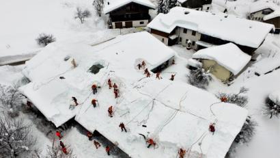 Bild: Gerhard Schottenheim
Sie nicht nur gefährlich aus - ist es auch. DLRG-Helfer bei ihrem Einsatz im Schnee.
