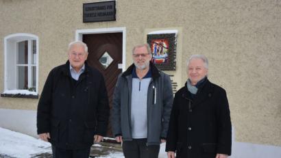 Bild: jr
Initiator Manfreds Grüssner (rechts) ist es zu verdanken, dass die Theatermacher des Landestheaters Oberpfalz (LTO) am 23. Januar nach Konnersreuth kommen, um dort ab 19.30 Uhr im Gasthof Schiml das Stück „Resl unser“ vorstellen. Zuvor gibt Altbürgermeister Michael Hamann (links) den Theatermachern noch eine exklusive Führung durch das Resl-Haus (im Hintergrund). Mit dabei ist auch Pfarrseelsorger Pater Benedikt Leitmayr.