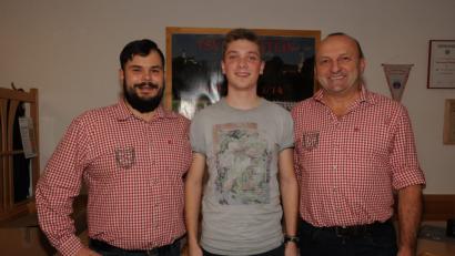 Bild: bey
Simon Weig übernimmt trotz Traineraufgaben zusätzlich das Amt des Schriftführers der Fußballabteilung. Darüber freuen sich Abteilungsleiter Dominic Maier (links) und TSV-Vorsitzender Josef Windirsch (rechts).