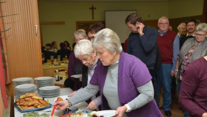 Bild: dob
Ein köstliches Büffet gibt es als Dank für die ehrenamtliche Mitarbeit in der evangelischen Kirchengemeinde.