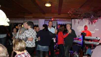 Bild: frd
Zu der Musik des Duos „Sommerwind“ konnte beim Faschingsball der Feuerwehr Pirkhof das Tanzbein geschwungen werden.