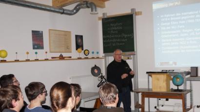 Bild: weu
Siegi Roßkopf gab beim Aktionstag zum 100-jährigen Jubiläum der Internationalen Astronomischen Union (IAU), den die Sternenfreunde Dieterskirchen veranstalteten, einen interessanten Abriss über die internationale astronomische Vereinigung.