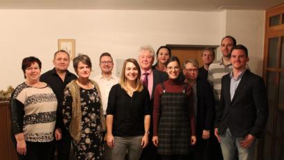 Bild: exb
Ehrungen gibt es bei einer Feier für die Jahres- und Vereinsmeister des SKC Bavaria Fortuna Waldsassen. Im Bild (von links) Ursula Eckert, Markus Dellner, Bettina Lux, Roy Dittrich, Melanie Dellner, Vorsitzender Peter Preisinger, Bianca Thaler, Johanna Lux, Claudia Roßkopf, Oskar Roßkopf, Andreas Berling und Andreas Koch.