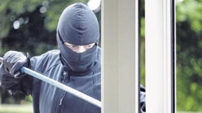 Symbolbild: exb
Als ein Mann in Mantel nach einer Reise in sein Haus in Mantel zurückkehrt, stellt er fest, dass er ungebetenen Besuch hatte.