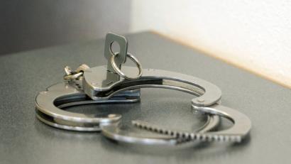 Bild: Armin Weigel
Auf den abgetauchten Hass-Blogger warten nicht nur Handschellen bei der Festnahme, sondern auch der Vollzug einer Freiheitsstrafe von einem Jahr und fünf Monaten wegen seiner Internet-Pöbeleien.