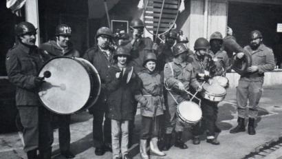 Bild: Aloisia Rebl/exb
Zur Faschingszeit marschiert sogar die hauseigene "Krone-Band" im amerikanischen Militär-Look auf.