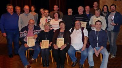 Bild: R. Kreuzer
Die wiedergewählte Vorstandschaft ehrt langjährige Mitglieder: Bernhard Meiler, Andrea Meiler, Ingrid Pschierer, Horst Straka, Rudolf Straka (von links sitzend). Ferner Günther Magerl, Fritz Pschierer, Peter Ertl, Ramona Zupfer, Bettina Ochs, Denis Daubner, Kornelia Farnbauer, Thomas Kummer, Fritz Staufer, Walter Kummer, Martin Weiß, Werner Staufer, dahinter Mario Eschenbacher, Bianka Eschenbacher, Markus Pschierer (Stehend von links).