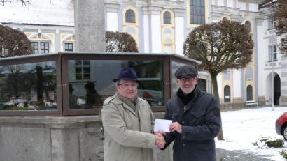 Bild: kgg
530 Euro aus dem Erlös des Konzerts zwischen Weihnachten und Neujahr in der Basilika übergab MGV-Vorsitzender Klaus Rösch an Stadtpfarrer Thomas Vogl (rechts) als Beitrag zur Finanzierung der Orgelreinigung.