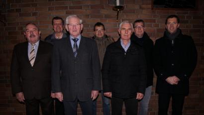 Bild: nib
Johannes Plank, Franz Ziegelmeier, Karl Thanner, Helmut Strunk, Ulrich Scheuerer und Michael Sperl (von links) sind aus dem Gremium ausgeschieden. Pfarrer Michael Hoch (rechts) würdigte ihre Verdienste.