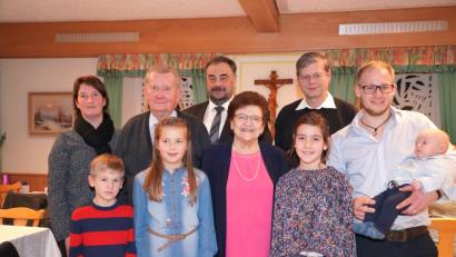 Bild: fvo
Agnes Greiner (vorne Mitte) freut sich über die Glückwünsche zum 85. Geburtstag.