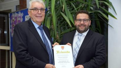 Bild: bkr
Dipl.-Verwaltungswirt (FH) Thomas Kaufmann (rechts) übernimmt nun offiziell die Aufgabe des Geschäftsstellenleiters. Zweiter Bürgermeister Josef Hecht überreicht ihm eine Urkunde.