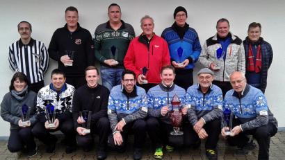 Bild: R. Kreuzer
Wettbewerbsleiter Klaus Horn (hinten rechts) und Schiedsrichter Ingo Hannes (hinten links) ermöglichen den Turnierteilnehmern ein optimal organisiertes Turnier. Erster Gewinner des Wanderpokals ist der SV Mühlhausen.