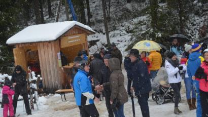 Bild: fz
An der Hütte des Burschenvereins am Fuß der Piste gibt es Glühwein für 100 Cent