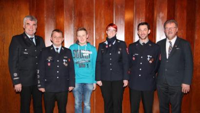 Bild: pi
Kommandant Matthias Scheinkönig (Zweiter von links) nimmt zusammen mit seinem Stellvertreter Martin Scheibl (links) Beförderungen und Auszeichnungen vor.