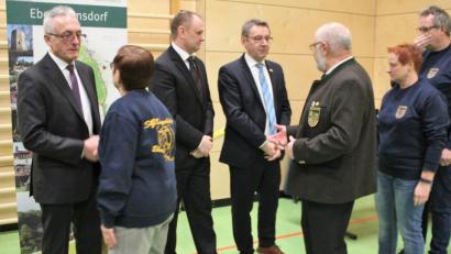 Bild: wec
Großes Händeschütteln und Austauschen von guten Wünschen beim Neujahrsempfang im Domcom: Die drei Bürgermeister (von rechts) Josef Gilch, Dritter Bürgermeister Erich Meidinger und Zweiter Bürgermeister Michael Götz haben viel zu tun.