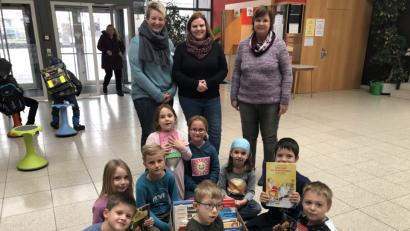 Bild: ads
Katharina Stümpfl und Yvonne Först vom Organisationsteam des Schnaittenbacher Spielzeugbasars übergeben an Sabine Weiß (von links) als Ansprechpartnerin der Schulbücherei nicht nur neues Lesefutter, sondern auch eine Spende in Höhe von 280 Euro.