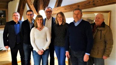 Bild: exb
Der Geopark Kaolinrevier wählt einen neuen Vorstand (von links): Zweiter Vorsitzender Josef Reindl, Revisor Siegbert Gmey, Schriftführerin Monika Reindl, Vorsitzender Hermann Falk, Regina Wolfohr (Landratsamt Amberg-Sulzbach), Revisor Rudolf Bergmann und Dieter Schraudner.