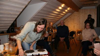 Bild: wro
Anja Putzer füllt die bereits fertigen Tinkturen in kleine Gläser um.