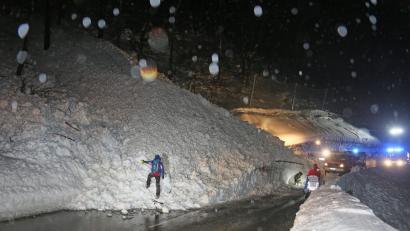 Bild: Markus Leitner
Rettungskräfte im Einsatz nach dem Abgang einer Lawine. Foto: Markus Leitner/BRK BGL