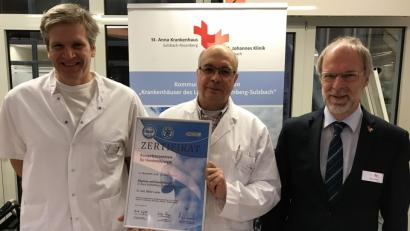 Bild: Marie Ehras
Eitel Freude im St.-Anna-Krankenhaus (von links): Oberarzt Dr. Drazen Servis, Chefarzt Dr. Walter Luyken sowie Klinikumsvorstand Klaus Emmerich.