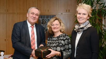 Bild: Gabi Schönberger
Ein Willkommensgeschenk hält Oberbürgermeister Kurt Seggewiß für die neue Schulrätin Margit Walter (Mitte) bereit, die mit Schulamtsleiterin Christine Söllner zum Antrittsbesuch ins Rathaus kommt.