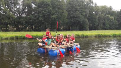 Bild: exb
Bilder aus der Ferienfreizeit 2018: Floß fahren und Spaß haben.