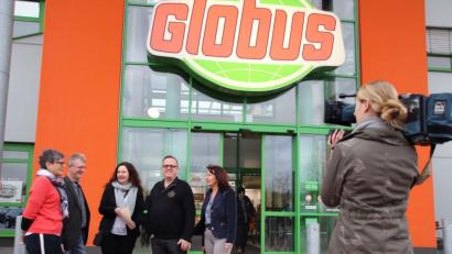 Bild: Thomas Dobler
Ursula Müller (Mitte) und ihr Mann Günther (Zweiter von links) waren aktiv an der Rettung eines 67-Jährigen beteiligt, der an dieser Stelle vor dem Globus-Warenhaus in Schwandorf zusammengebrochen war und ohne ihre Hilfe nicht überlebt hätte. Unterstützung gab es während der Reanimation durch Beschäftigte des Betriebs, hier vertreten durch Betriebsratsvorsitzende Monika Loos, Geschäftsleiter Reiner Debernitz und Personalleiterin Kornelia Schwarz (von links). Auch der Sender OTV hatte Interesse an der Geschichte (rechts).