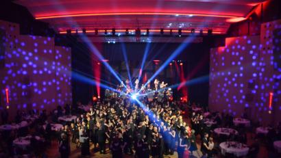 Bild: hcz
Die Tanzfläche ist voll, die Lichter strahlen und die zwölfköpfige Band „One&Six Symphonic Strings“ sorgt für gute Stimmung.