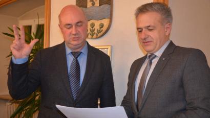 Bild: jr
Bürgermeister Roland Grillmeier (rechts) vereidigt Wolfgang Hecht als neues Stadtratsmitglied.