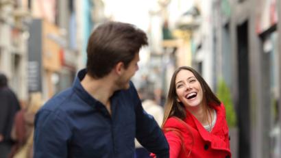 Bild: Antonioguillem – stock.adobe.com
Wenn sich das eigene Leben irgendwann nicht mehr wie das eigene Leben anfühlt, fordert es eine Veränderung von uns.