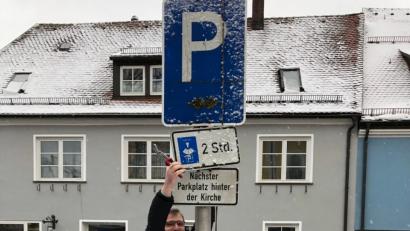 Bild: gi
Bürgermeister Hermann Ach montiert selbst die jahrzehntelange Verkehrsregelung am Marktplatz mit Parkscheibe und einer Parkzeitbeschränkung auf zwei Stunden ab.