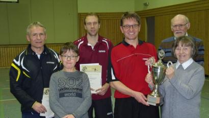 Bild: hä
Spannende Spiele verzeichneten die Tischtennis-Vereinsmeisterschaft sowie der Wettbewerb um den Fritz-Scharnagl-Pokal. Im Einzel siegte Andreas Ockl. Zusammen mit Markus Schneider gewann Ockl auch im Doppel. Im Bild (von links): Robert Wameser (Platz 2 im Einzel), Benedikt Ockl, Spartenleiter Christoph Sporrer, Sieger Andreas Ockl sowie Fritz und Elfriede Scharnagl.