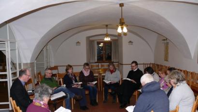 Bild: kgg
Die Teilnehmer des Auftaktabends mit Frater Gregor Schuller und Diakon Fritz Lieb im evangelischen Gemeindezentrum.