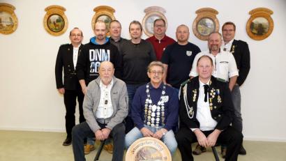 Bild: bkr
Die erfolgreichen Schützen der Schützengesellschaft Immenreuth (sitzend): Schwarzpulverkönig Günther Nicolai mit seinen Rittern Roland Schäffler (rechts) und Peter Hößl (links) sowie (dahinter von links) Jürgen Heinz, Bastian Veigl, Thomas Hößl, Gerd Kraitzek, Thorsten Höcht, René Schindler, Georg Schinner und Manfred Fischer.