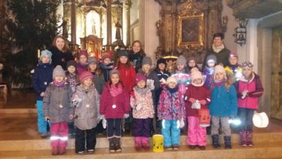 Bild: prh
In der Wallfahrtskirche St. Felix bekommen sechs Turnerinnen von Tanja Kippes (hinten, rechts) Medaillen für ihre turnerischen Leistungen.