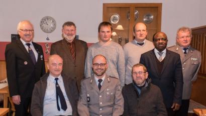Bild: dtr
Die Ehrungen für langjährige Verdienste im Verein übernahm Kreisvorsitzender Ferdinand Lienerth (links). Die Geehrten und Ehrengäste (vorne von links): Wilhelm Werner, Thomas Bäuml, Arno Weig sowie (hinten von rechts) Vorsitzender Ludwig Gradl, Pfarrer Charles Ifemeje, Franz Kraus, Alexander Schneider und Bürgermeister Josef Schmidkonz.