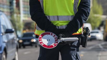 Symbolbild: Paul Zinken/dpa
Bei einer Verkehrskontrolle stellen Polizisten gleich mehrere Straftaten fest.