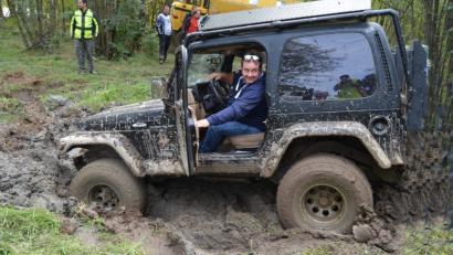 Bild: zer
Markus Dums (am Steuer) unterwegs in seinem Geländewagen. Das Foto entstand im vergangenen Herbst auf der Offroadstrecke in Pilsen. Dort wollen auch die "Offroad Freunde Oberpfalz" regelmäßig per Vierrad-Antrieb durch Schlamm und Dreck pflügen.