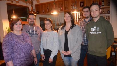 Bild: fz
Nach vielen Jahren in der Kapelle wird Kathrin Voit (rechts) verabschiedet. Vorsitzender Simon Knorr (Zweiter von rechts) und Kapellenleiterin Alexandra Leicht (Dritte von rechts) zeichnen zudem Daniel Zimmerer (Zweiter von links), Lena Zimmerer (Dritte von links) und Christian Beimler (rechts) aus.