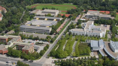 Luftbild: Michael Ascherl
Die räumliche Nähe macht's: Mitarbeiter des Sozialdezernats im Neuen Rathaus (vorne, links) ziehen ab März um in die Arbeitsagentur Weiden (Bildmitte, rechts). Die nötigen Datenleitungen sind bereits verlegt.