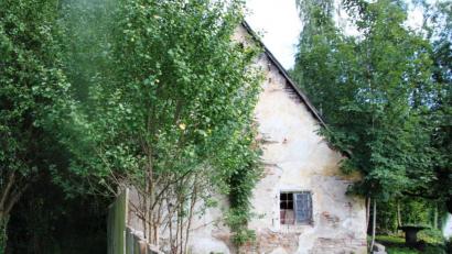 Archivbild: cr
Das hinter Büschen und Bäumen versteckte und mitgenommene Zieglerhaus ist das letzte Zeugnis des blühenden Ziegler-Handwerks in Hammerharlesberg.