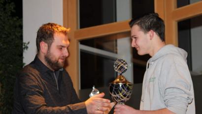 Bild: u
Wie schon im Vorjahr erreicht Lukas Schlosser (rechts) beim Anglerverein den Titel des Jugend-Vereinsmeisters. Jugendleiter Mario Rauscher gratuliert dazu.