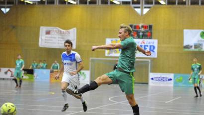 Bild: Hubert Ziegler
Im Vorrundenduell (Bild) gab es in der Partie zwischen dem SV Köfering (rechts Marcel Allstadt) und dem TuS Rosenberg keinen Sieger, im Finale trafen beide Teams erneut aufeinander. Diesmal mit dem besseren Ende für die Köferinger.