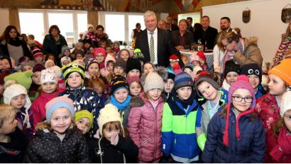 Bild: mef
Die Kindergartenkinder umringen ihren Bürgermeister Günter Stich und singen ihm zum 60. Geburtstag im Rathaus ein Ständchen.