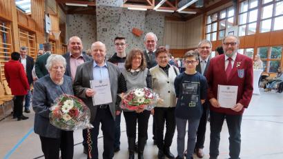 Bild: bsc
Beim Neujahrsempfang wurden Erwin Bächer (Dritter von links) und Peter Steinhauser (rechts) mit der Bürgermedaille in Silber geehrt. Elfriede Schlicht und Zita Schuster (vorne von links) sowie Karl Wittmann (hinten links), Fabian Schultes (hinten, Zweiter von links) und Timo Höfer (vorne, Zweiter von rechts) bekamen Geschenke. Es gratulierten Kreis- und Bezirksrätin Brigitte Scharf (Vierte von rechts) und zweiter Bürgermeister Oskar Schuster und erster Bürgermeister Gottfried Härtl (hinten, von rechts).