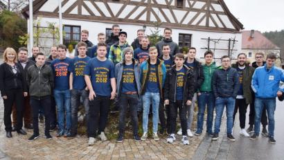 Bild: no
Die A-Jugend mit den Bürgermeistern Brigitte Bachmann und Dieter Dehling (von links) sowie Trainer Bernd Ibler (mittlere Reihe, Vierter von links) und Betreuer Markus Leipold (vorne, Sechster von links).