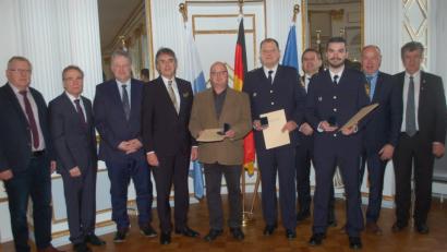 Bild: gib
Die stillen Helden: Dietmar Brand, Christian Fruth und Florian Vogl (von links, mit Urkunden) werden ausgezeichnet. Regierungspräsident Axel Bartelt (Vierter von links) und Vertreter der Kommunalpolitik gratulieren.