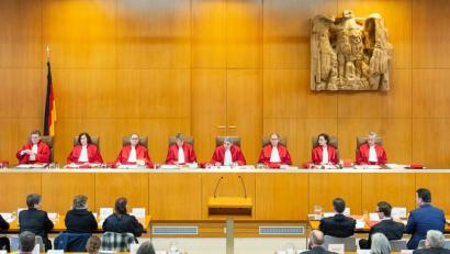 Bild: Sebastian Gollnow/dpa Pool/dpa
Die Richter und Richterinnen des Ersten Senats des Bundesverfassungsgerichts während der mündlichen Verhandlung über die Rechtmäßigkeit von Hartz-IV-Sanktionen vor dem Bundesverfassungsgericht. Das Urteil wird in der Regel einige Monate nach der Verhandlung verkündet.